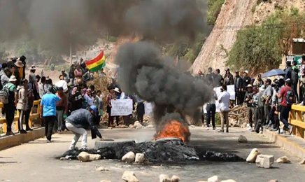 Bolivia busca descomprimir la crisis social
