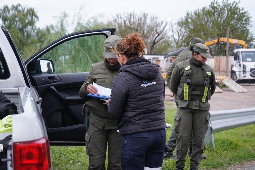Argentina endurece su política migratoria: más controles, menos beneficios y expulsiones más rápidas para extranjeros&nbsp;irregulares
